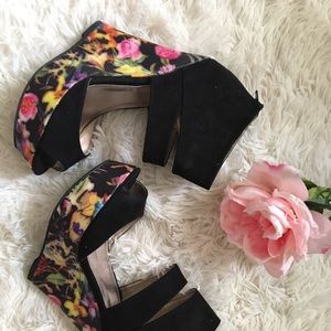 🌸 🌺 Peep toe black faux suede wedges